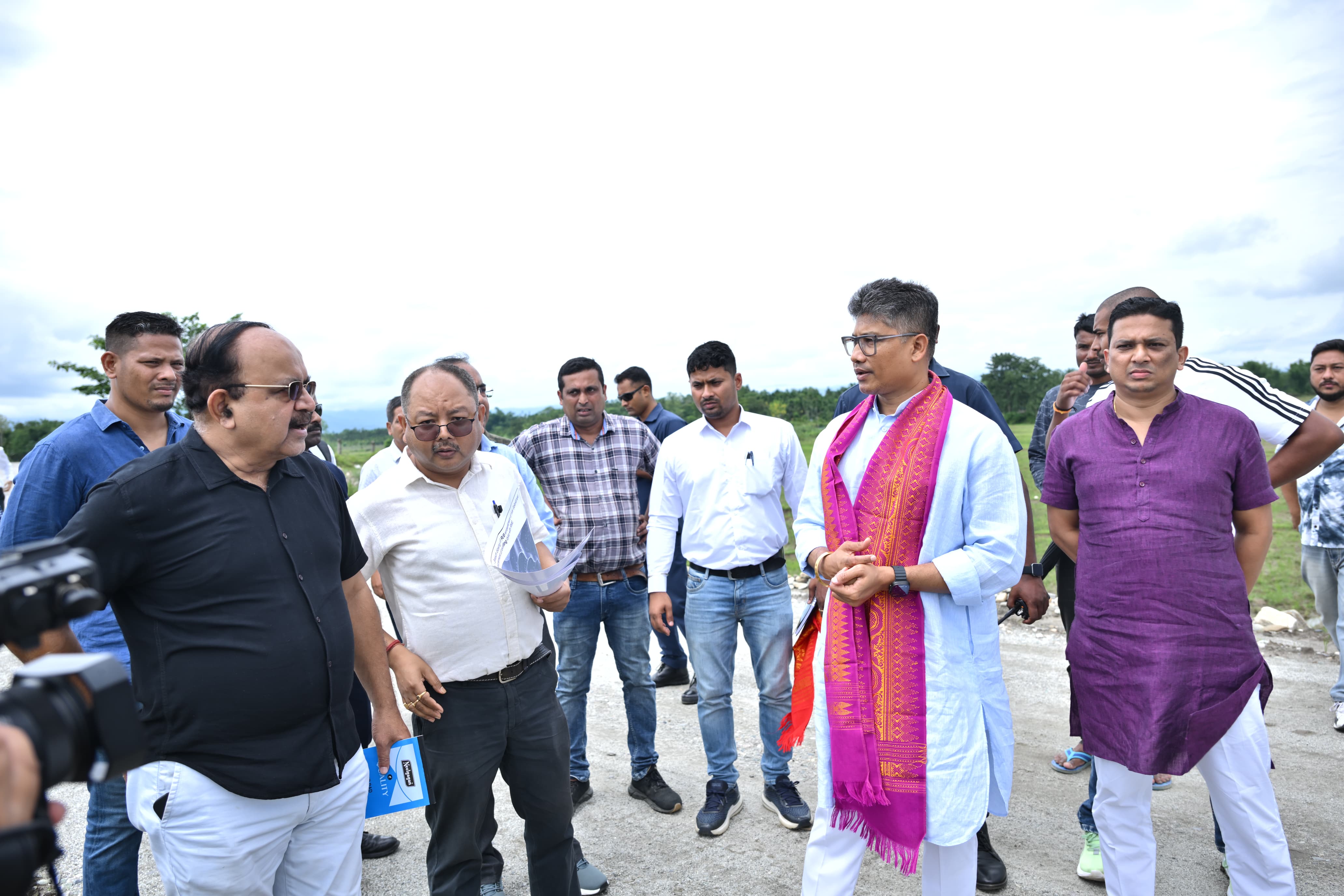 बाढ़ नियंत्रण कार्यों का जायजा लेने उदालगुड़ी पहुंचे मंत्री पीयूष हज़ारिका। बाढ़ नियंत्रण कार्यों का जायजा लेने उदालगुड़ी पहुंचे मंत्री पीयूष हज़ारिका।