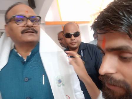उपमुख्यमंत्री ब्रजेश पाठक से मिलता पीड़ित पक्ष (वीडियो से ली गयी फोटो) उपमुख्यमंत्री ब्रजेश पाठक से मिलता पीड़ित पक्ष (वीडियो से ली गयी फोटो)