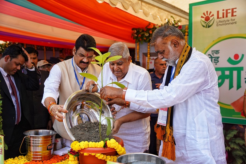 नरसिंहपुर में आयोजित कृषि उद्योग समागम में 'एक पेड़ माँ के नाम' अभियान के अंतर्गत पौधरोपण