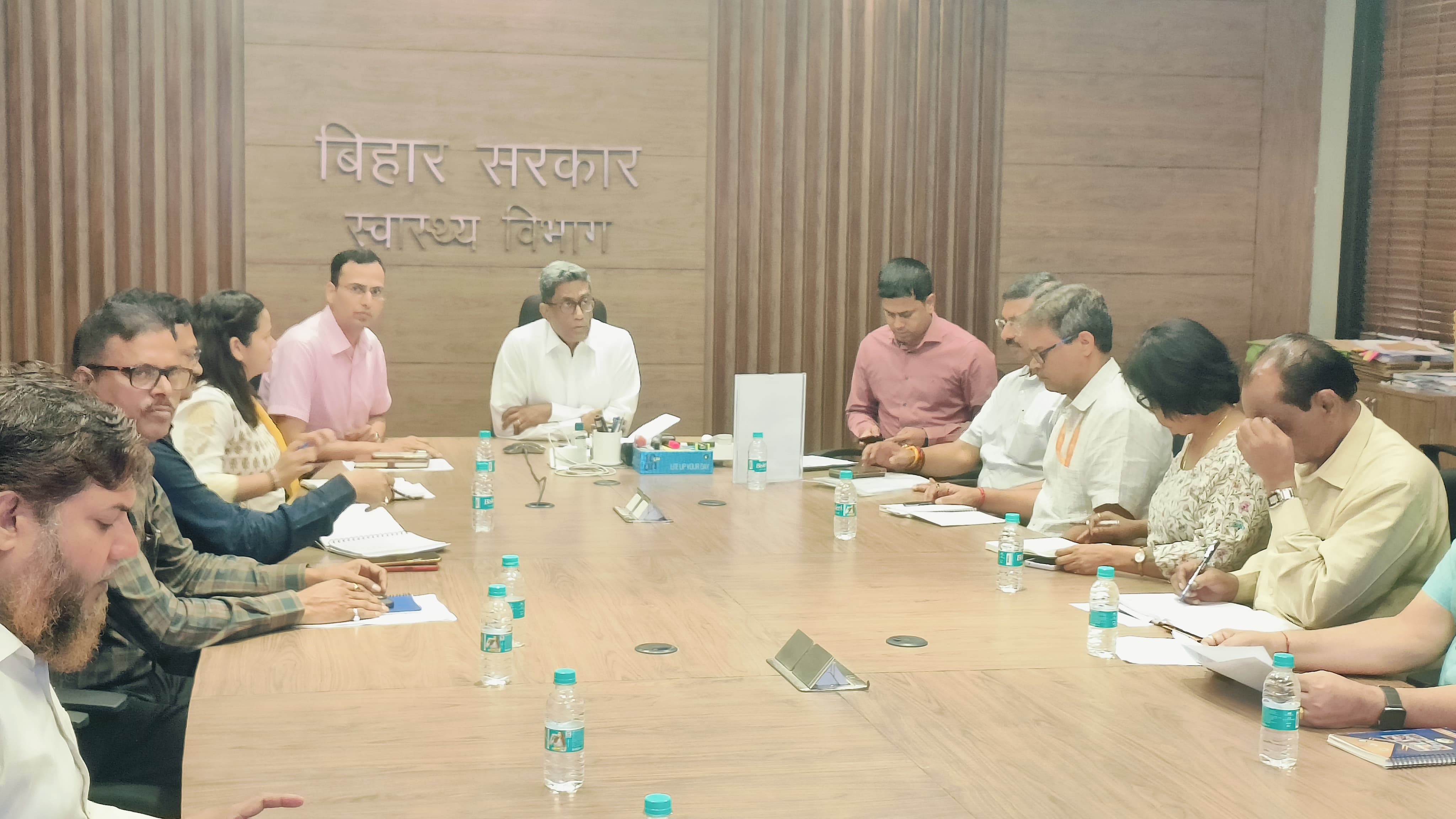 स्वास्थ्य विभाग की बैठक के दौरान विकास आयुक्त प्रत्यय अमृत स्वास्थ्य विभाग की बैठक के दौरान विकास आयुक्त प्रत्यय अमृत