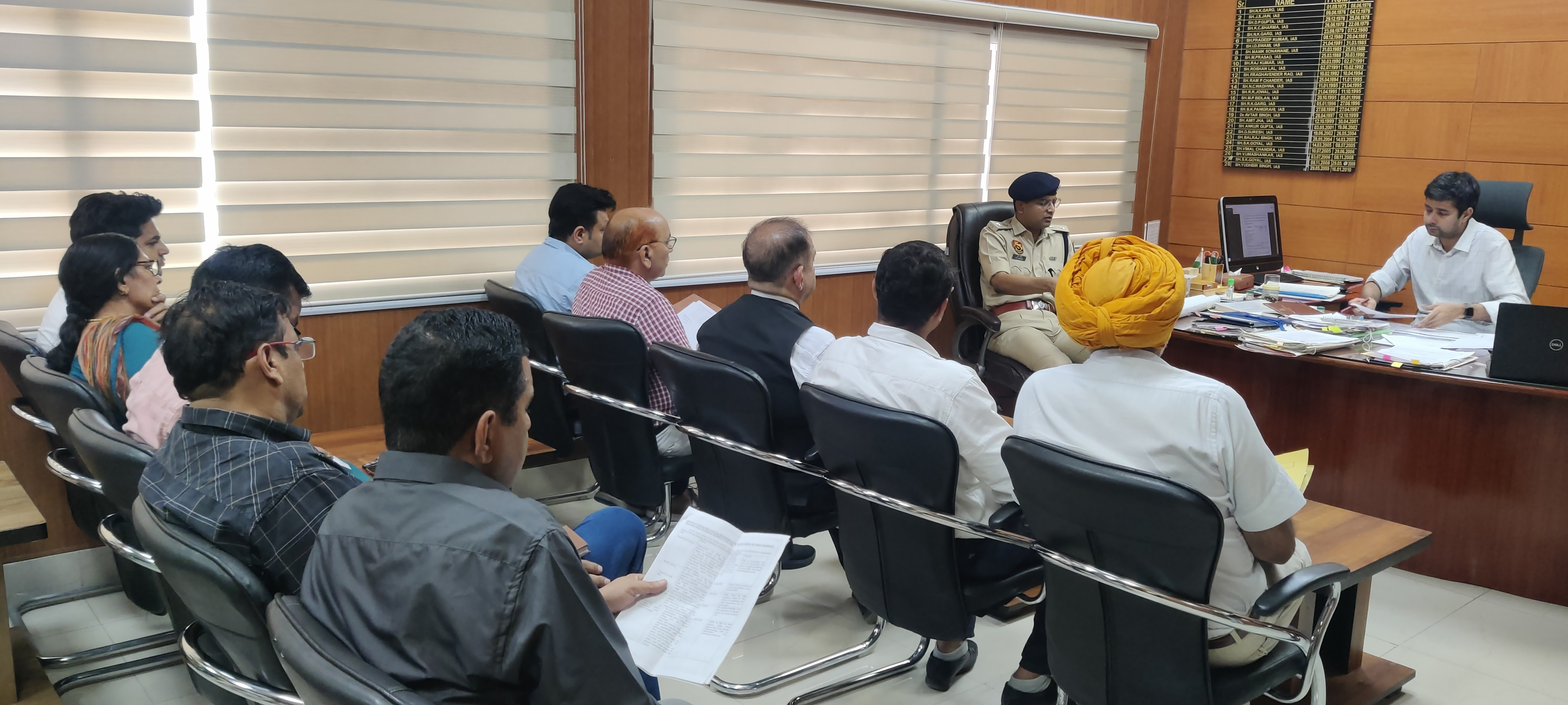 अधिकारियों की बैठक लेते उपायुक्त शांतनु शर्मा। अधिकारियों की बैठक लेते उपायुक्त शांतनु शर्मा।