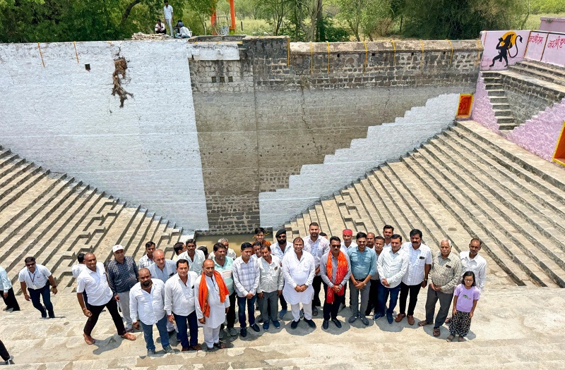इंदौरः मंत्री सिलावट ने ऐतिहासिक अहिल्या कुण्ड में हुए जीर्णोद्धार कार्यों का किया लोकार्पण इंदौरः मंत्री सिलावट ने ऐतिहासिक अहिल्या कुण्ड में हुए जीर्णोद्धार कार्यों का किया लोकार्पण