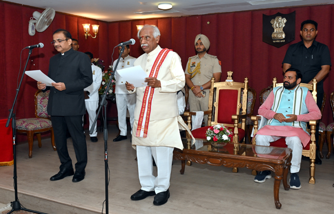 हरियाणा के राज्यपाल बंडारू दत्तात्रेय पूर्व मुख्य सचिव को मुख्य सूचना आयुक्त पद की शपथ दिलाते हुए हरियाणा के राज्यपाल बंडारू दत्तात्रेय पूर्व मुख्य सचिव को मुख्य सूचना आयुक्त पद की शपथ दिलाते हुए
