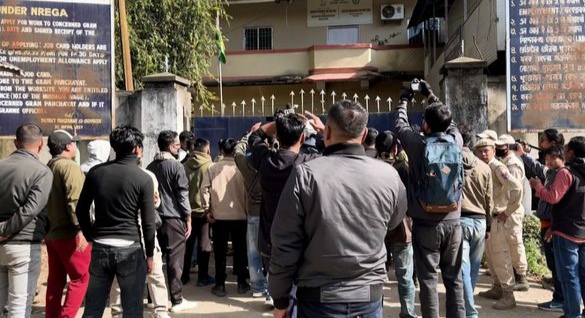 मणिपुर में कोकोमी सदस्यों ने बंद कराए जा रहे सरकारी कार्यालय की तस्वीर। मणिपुर में कोकोमी सदस्यों ने बंद कराए जा रहे सरकारी कार्यालय की तस्वीर।