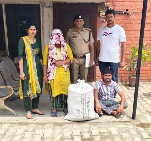 पुलिस गिरफ्त में गांजा सप्लायर हेमा के साथ युवक सागर पुलिस गिरफ्त में गांजा सप्लायर हेमा के साथ युवक सागर