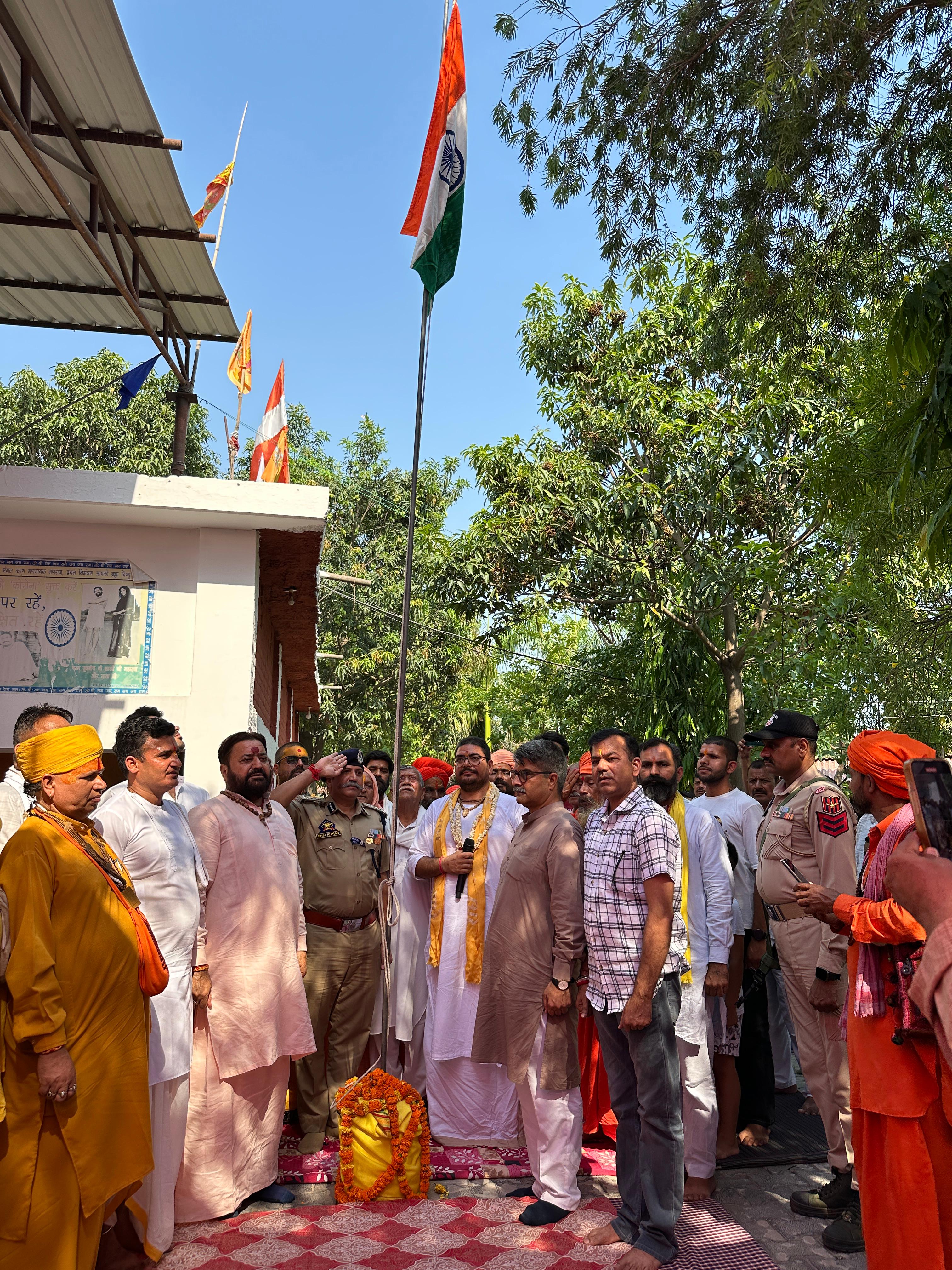 श्री द्वारका नाथ शास्त्री जी महाराज की समाधि पर शहीदों के सम्मान में भव्य सत्संग एवं श्रद्धांजलि समारोह आयोजित किया गया श्री द्वारका नाथ शास्त्री जी महाराज की समाधि पर शहीदों के सम्मान में भव्य सत्संग एवं श्रद्धांजलि समारोह आयोजित किया गया