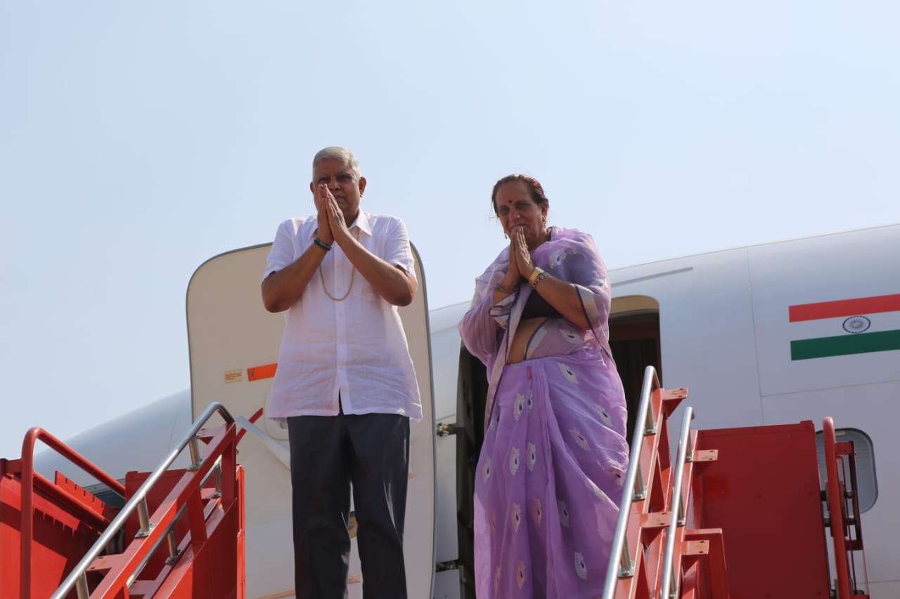 उप राष्ट्रपति धनखड़ जबलपुर से नई दिल्ली रवाना. उप राष्ट्रपति धनखड़ जबलपुर से नई दिल्ली रवाना.
