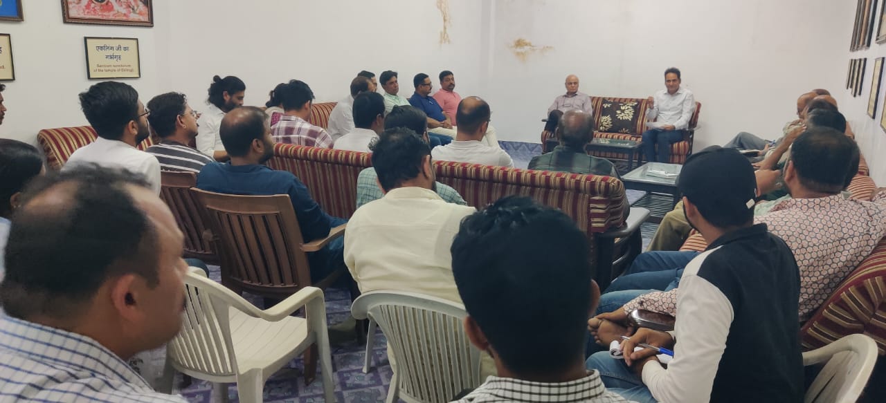 समारोह को भव्य रूप देने व्यवस्थाओं का वितरण समारोह को भव्य रूप देने व्यवस्थाओं का वितरण