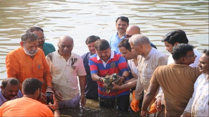 मां मंदाकिनी के सफाई अभियान में शामिल हुए मंत्री विजयवर्गीय
