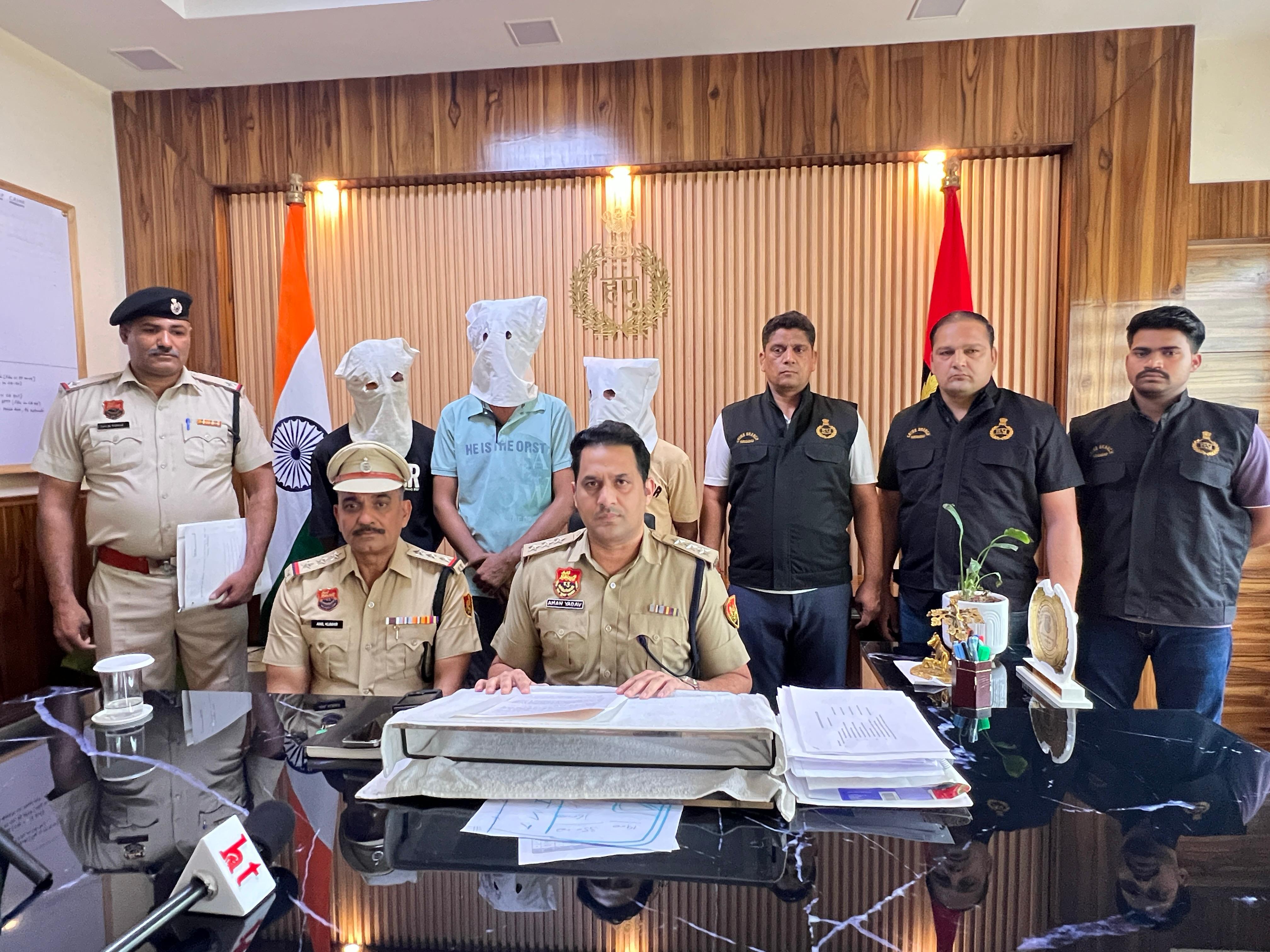 गिरफ्तार किए गए आरोपितों के बारे जानकारी देते सहायक पुलिस आयुक्त अपराध गिरफ्तार किए गए आरोपितों के बारे जानकारी देते सहायक पुलिस आयुक्त अपराध