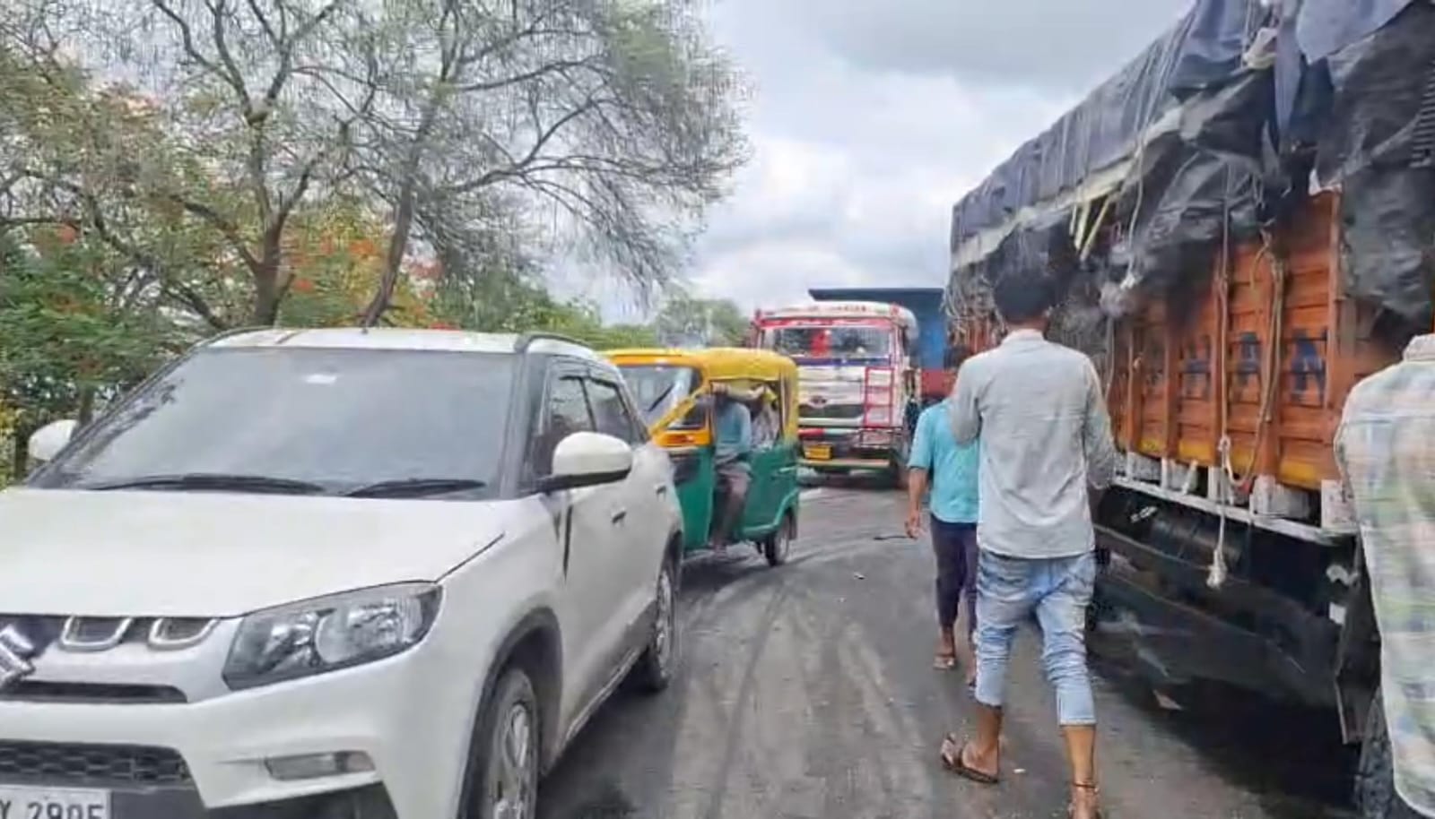 सड़क जाम का दृश्य सड़क जाम का दृश्य