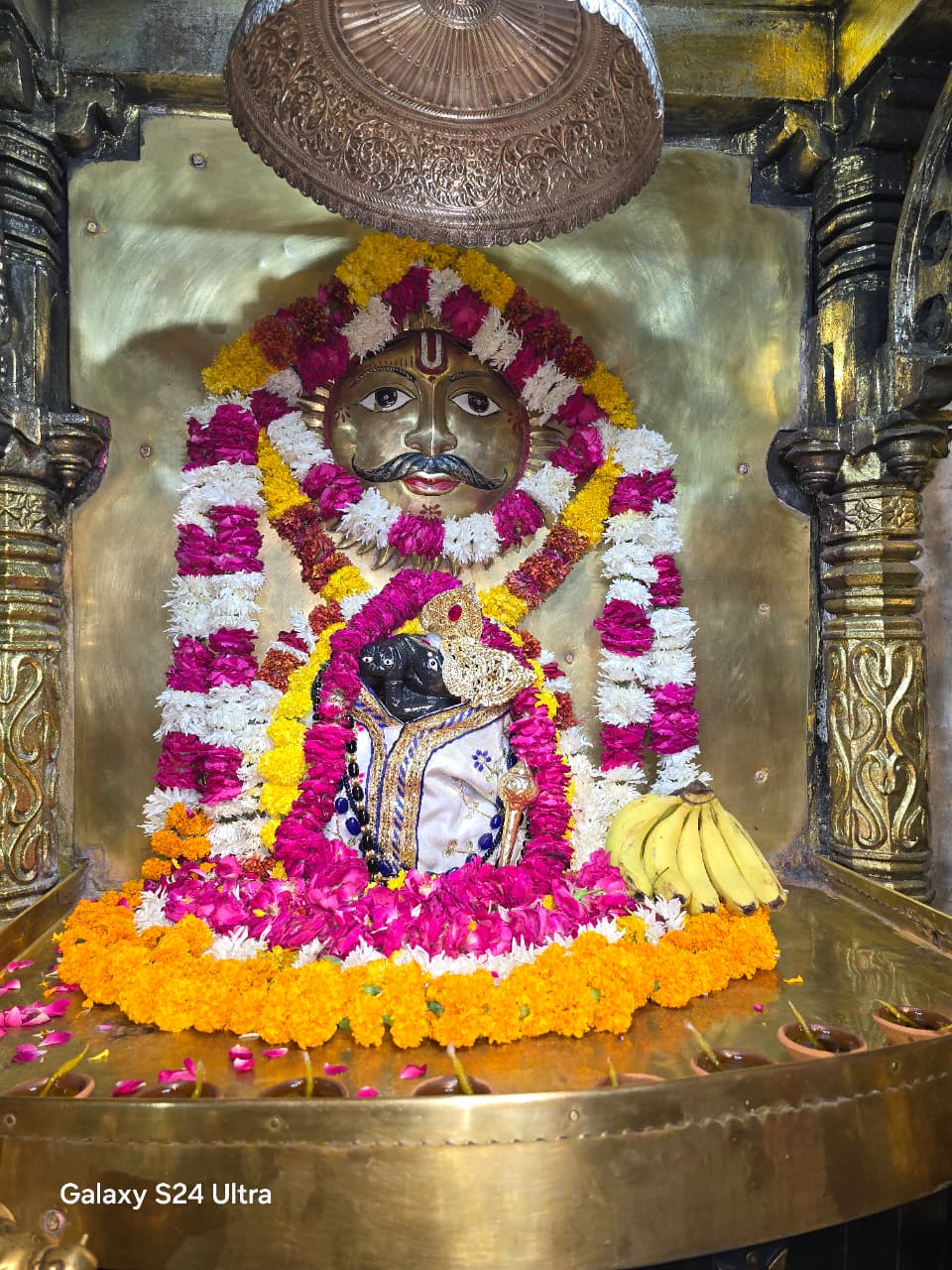 शनि जंयती: दिन भर तेल से अभिषेक, रात को सजी झांकी शनि जंयती: दिन भर तेल से अभिषेक, रात को सजी झांकी