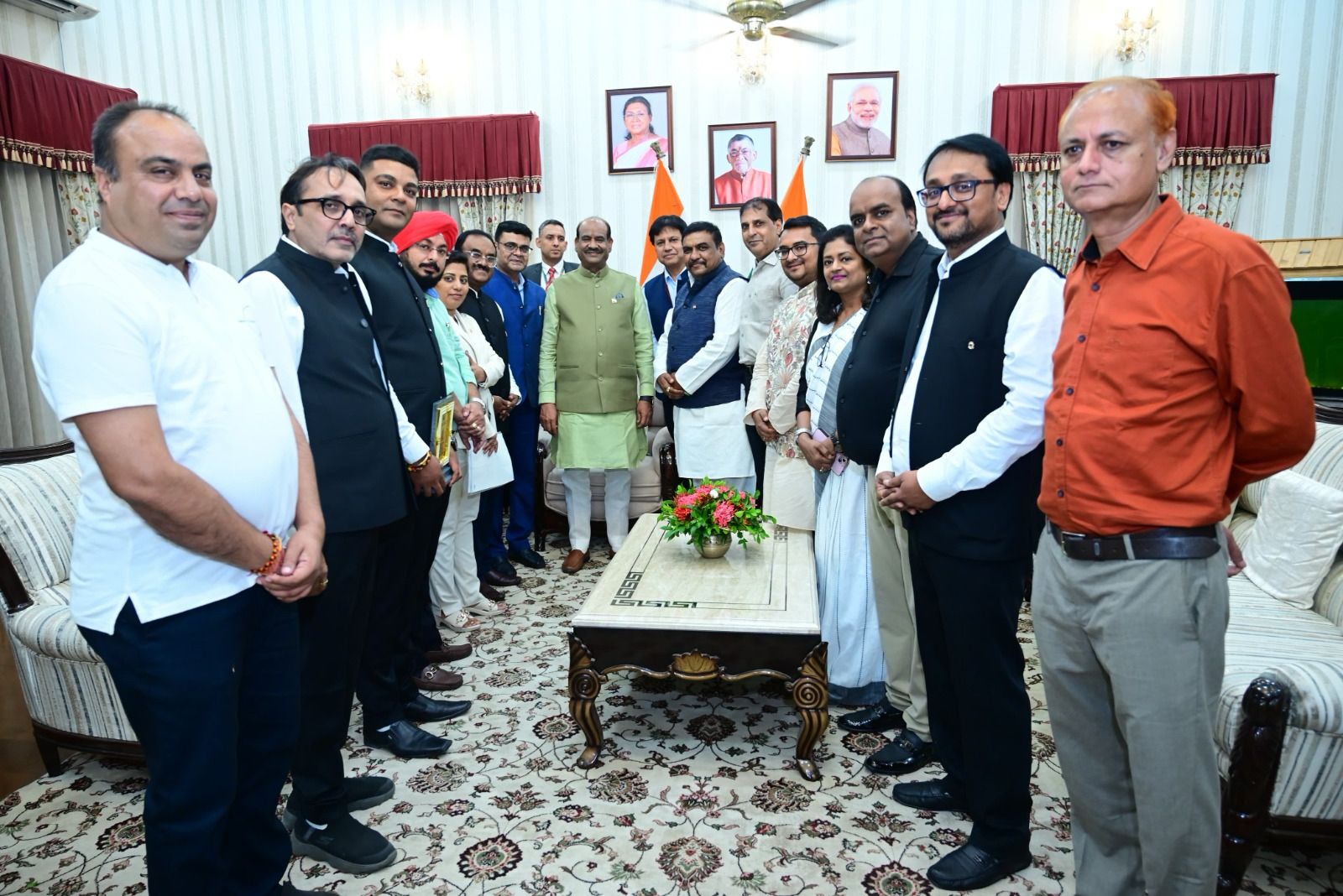 लोकसभा अध्यक्ष से मिलते चेंबर का प्रतिनिधिमंडल लोकसभा अध्यक्ष से मिलते चेंबर का प्रतिनिधिमंडल