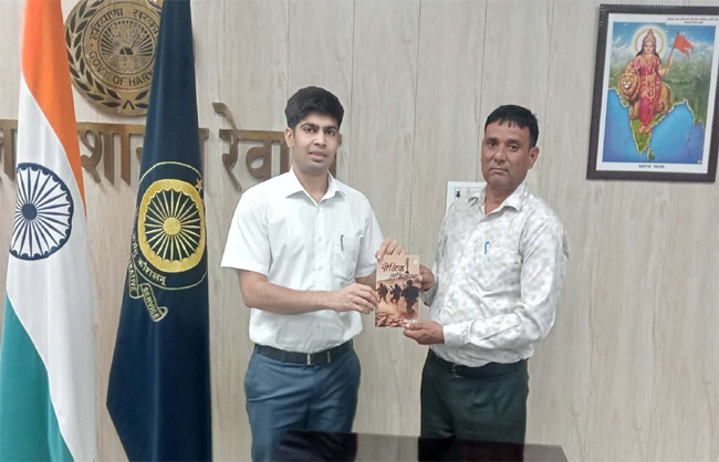 पुस्तक का विमोचन करते हुए उपायुक्त अभिषेक मीणा। पुस्तक का विमोचन करते हुए उपायुक्त अभिषेक मीणा।