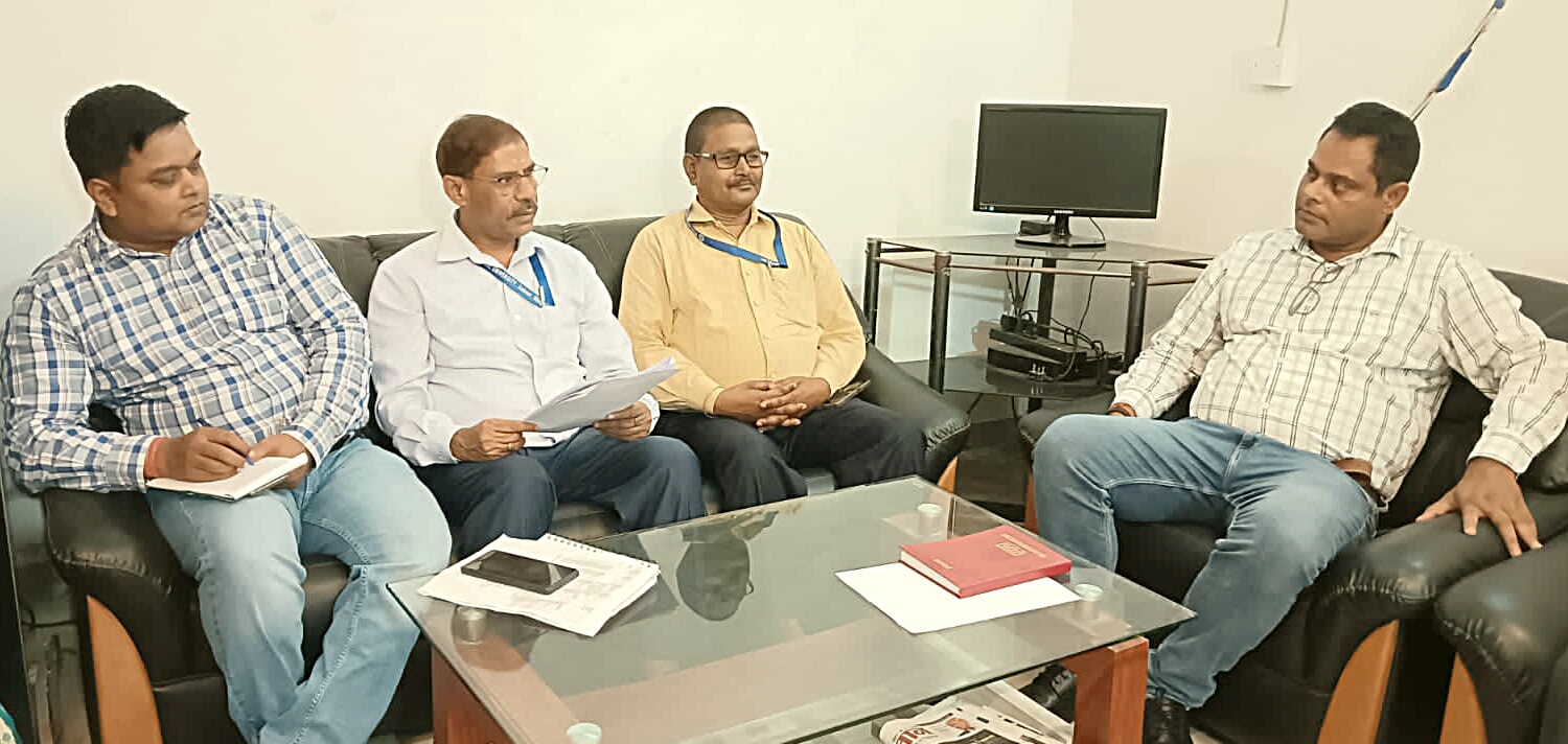 बैठक करते हुए कृषि वैज्ञानिक बैठक करते हुए कृषि वैज्ञानिक