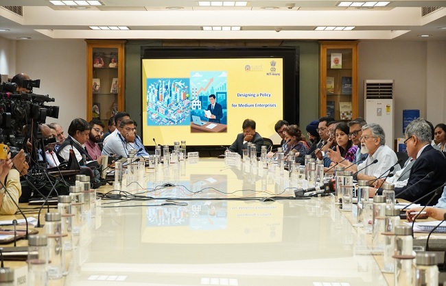 नीति आयोग की रिपोर्ट जारी करते उपाध्यक्ष सुमन बेरी और अन्य नीति आयोग की रिपोर्ट जारी करते उपाध्यक्ष सुमन बेरी और अन्य