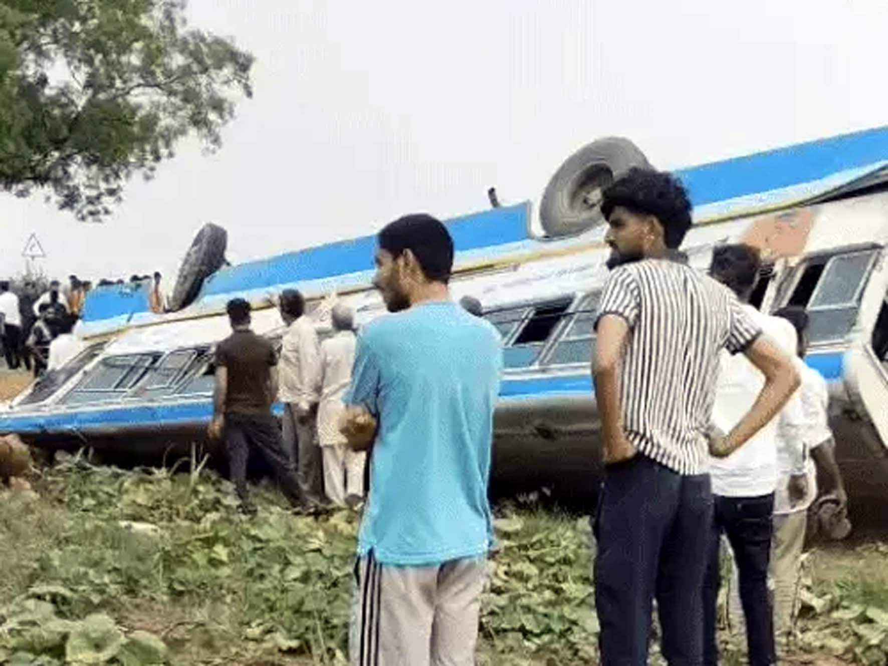 राजली के पास पलटी रोडवेज बस। राजली के पास पलटी रोडवेज बस।