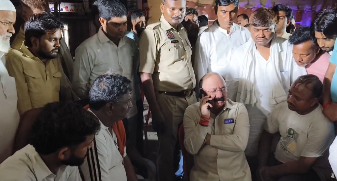 डॉक्टर से बात करते हुए किशोरी लाल शर्मा डॉक्टर से बात करते हुए किशोरी लाल शर्मा