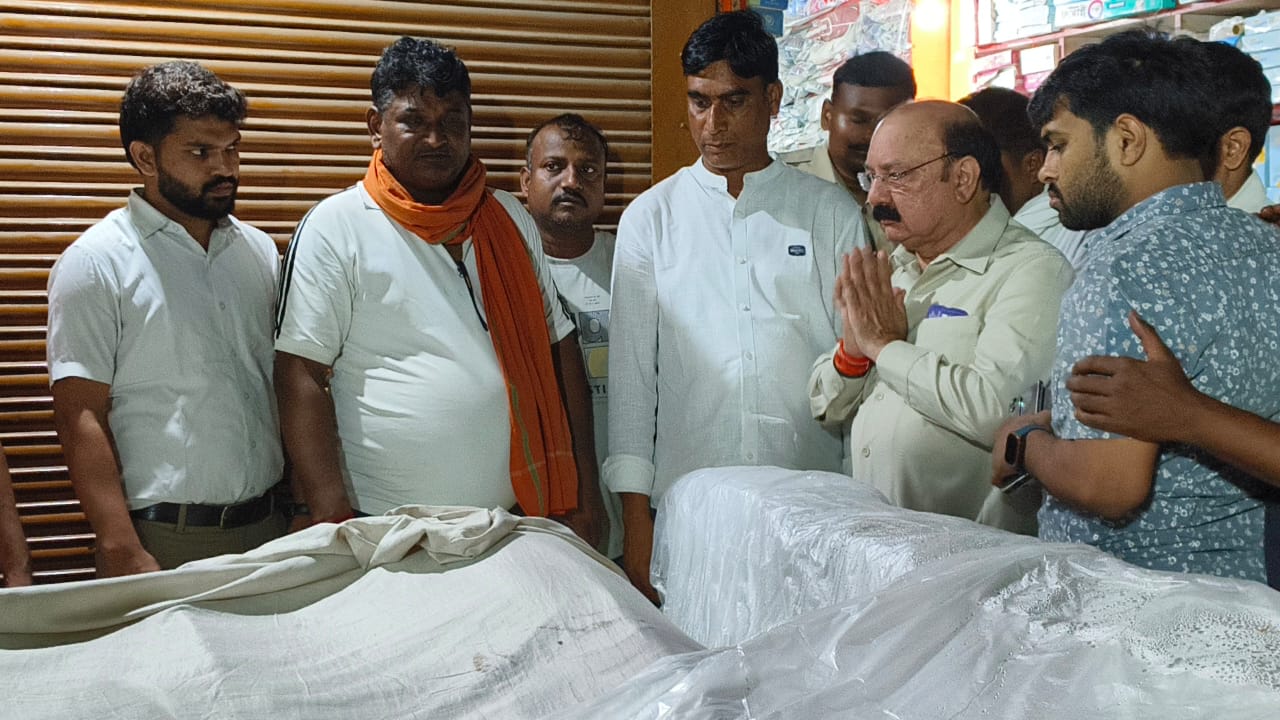 पीढ़ी के घर पहुंचे सांसद किशोरी लाल शर्मा की फोटो पीढ़ी के घर पहुंचे सांसद किशोरी लाल शर्मा की फोटो