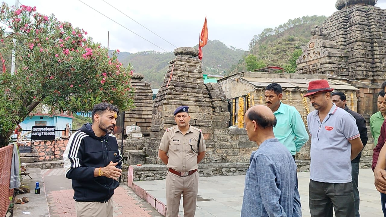 पैठानी में राहु मंदिर का निरीक्षण करते हुए जिलाधिकारी पैठानी में राहु मंदिर का निरीक्षण करते हुए जिलाधिकारी