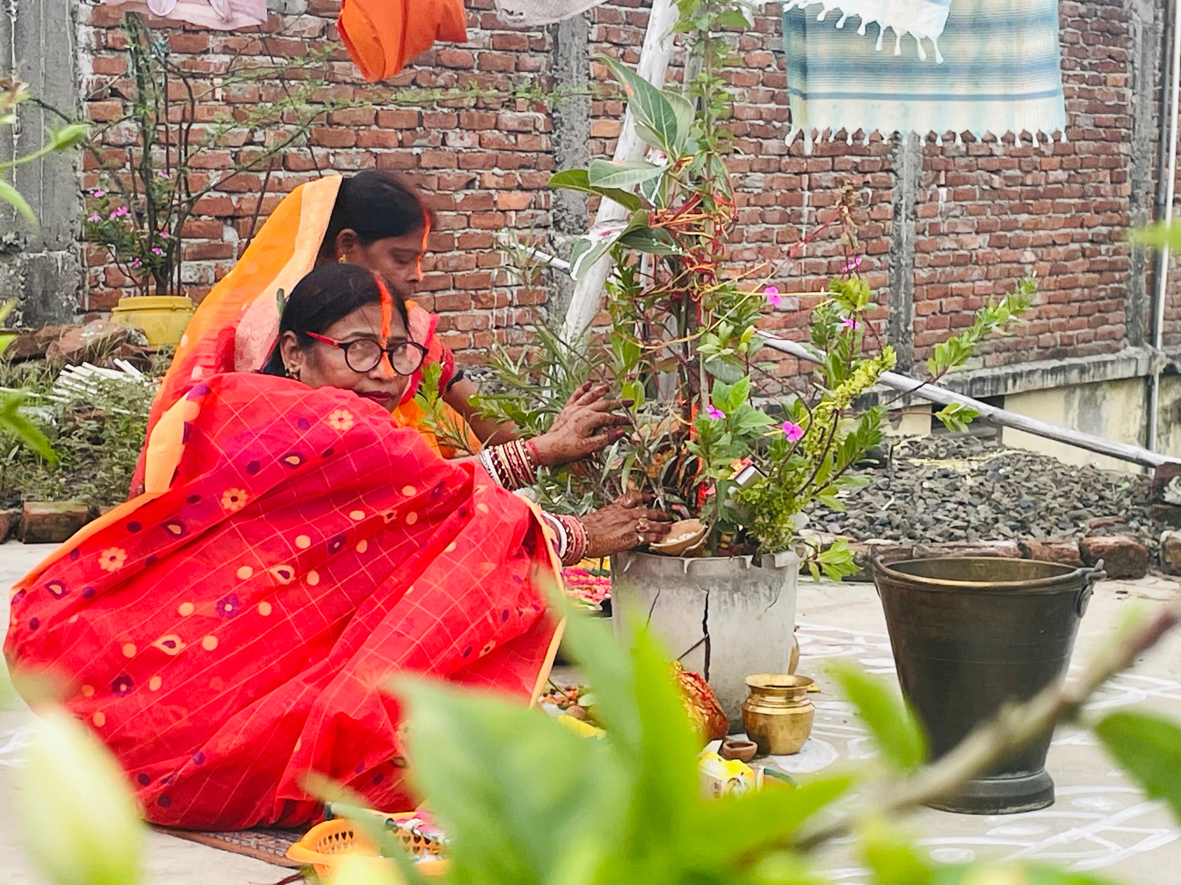 पति की दीर्घायु के लिए सुहागिन महिलाओं ने की वट वृक्ष की पूजा, रखा निर्जला उपवास