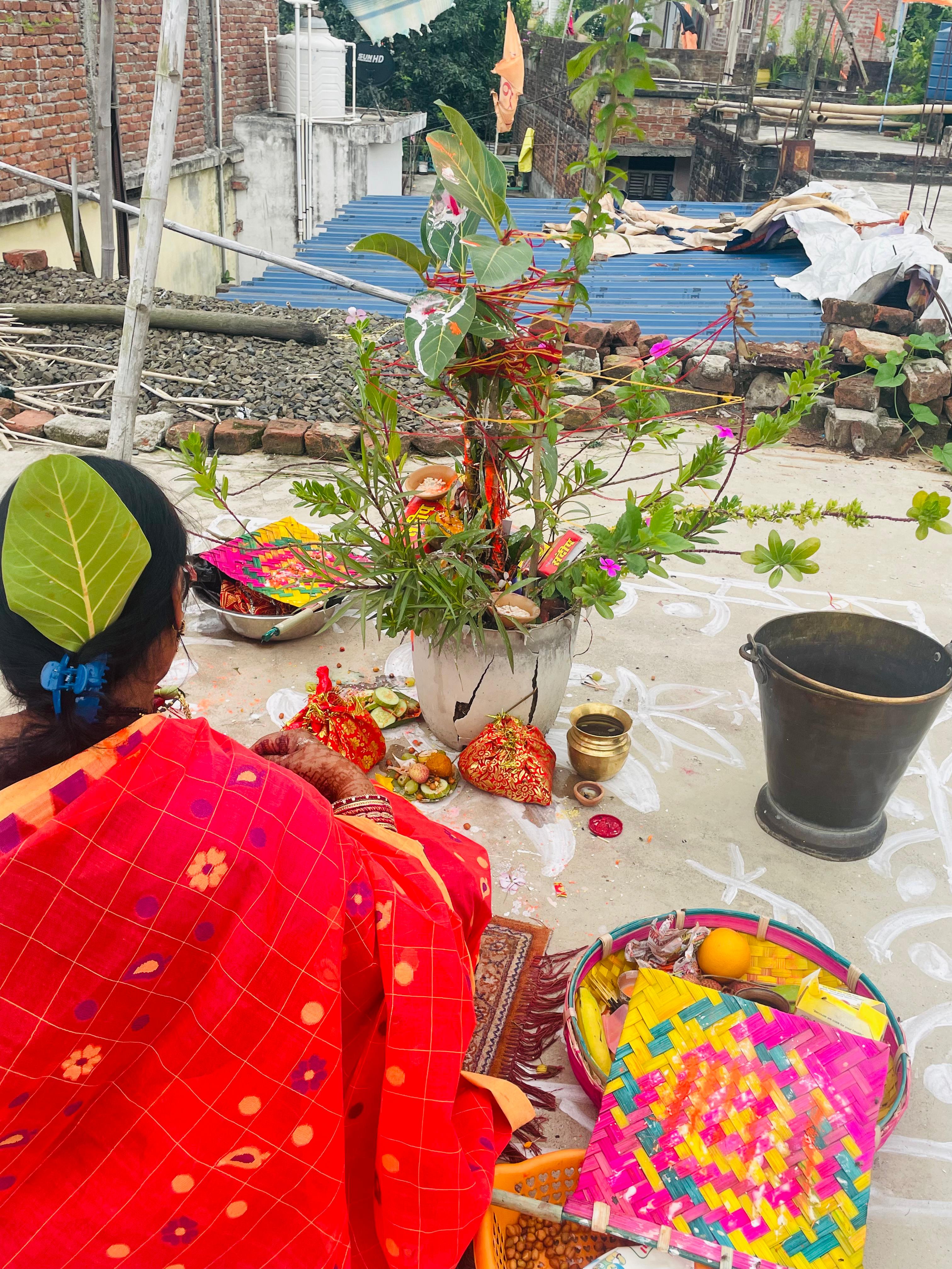 पति की दीर्घायु के लिए सुहागिन महिलाओं ने की वट वृक्ष की पूजा, रखा निर्जला उपवास