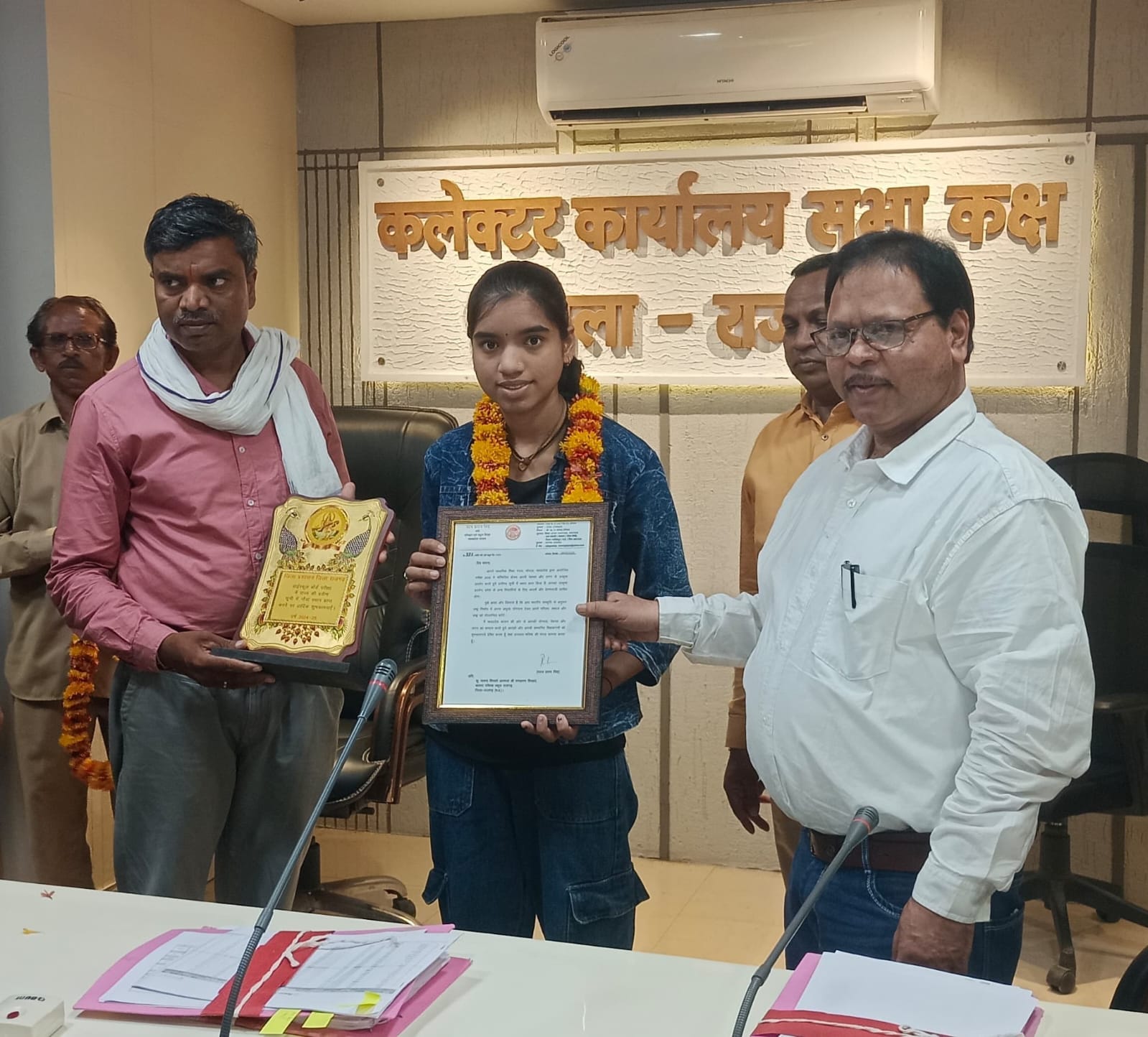 जिले के छह विधार्थी सम्मानित जिले के छह विधार्थी सम्मानित