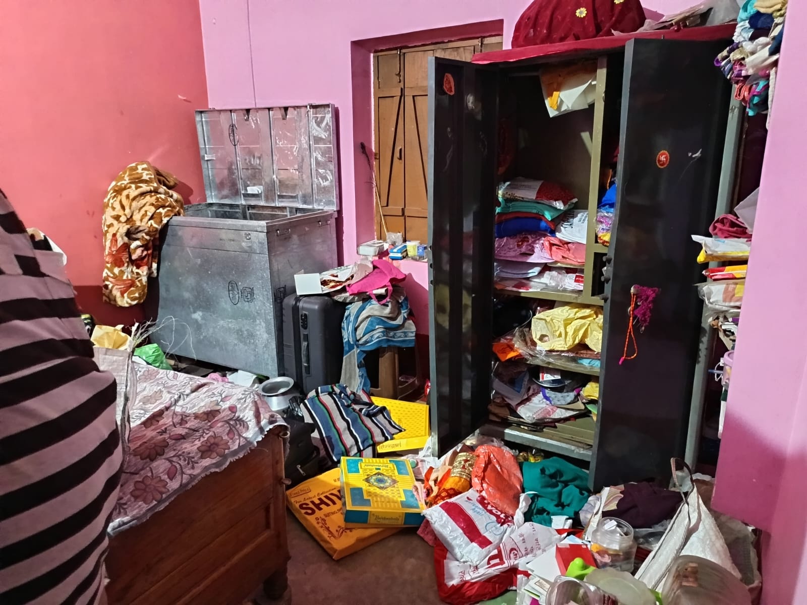 घर का बिखरा सारा सामान घर का बिखरा सारा सामान