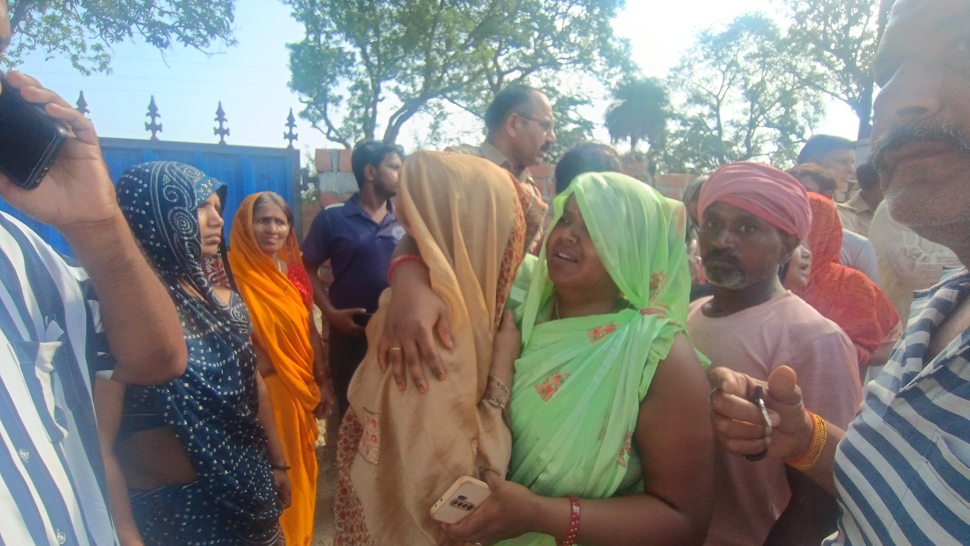रोते बिलखते परिजन रोते बिलखते परिजन