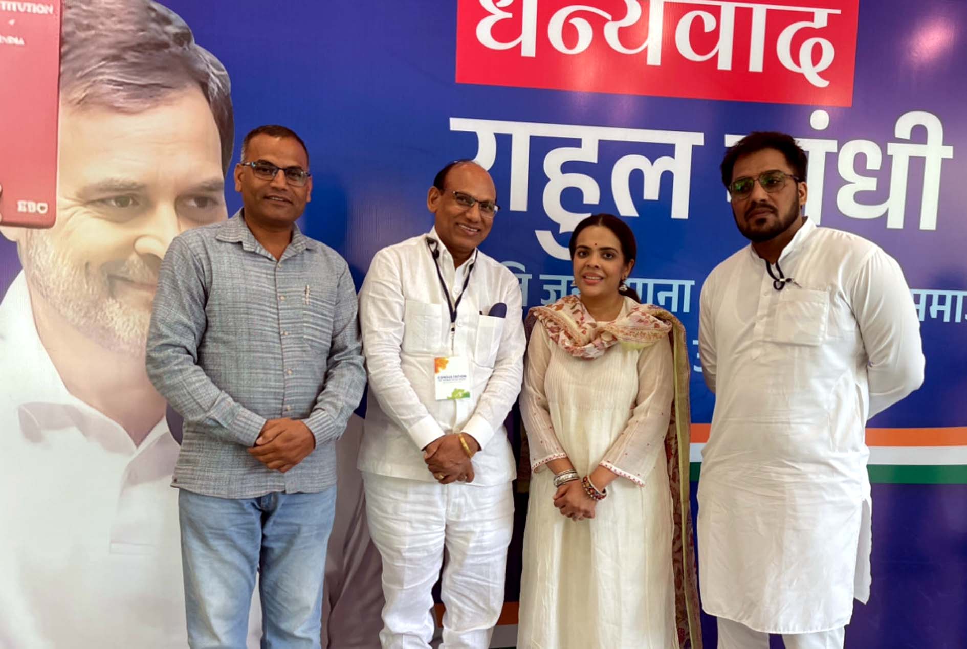 कांग्रेस नेताओं से मिलते लाल बहादुर खोवाल व अन्य। कांग्रेस नेताओं से मिलते लाल बहादुर खोवाल व अन्य।
