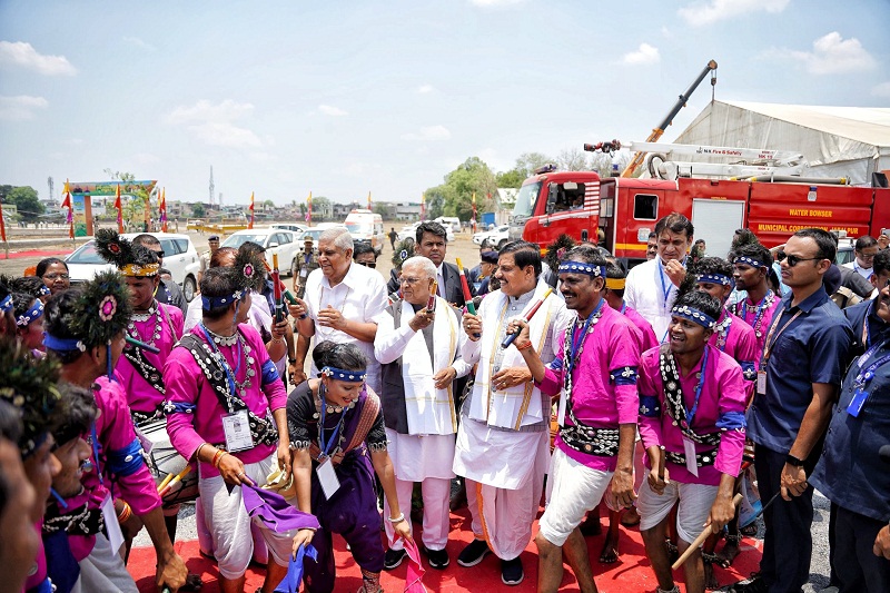 नरसिंहपुर हैलीपेड पहुंचे उपराष्ट्रपति का हुआ भव्य स्वागत नरसिंहपुर हैलीपेड पहुंचे उपराष्ट्रपति का हुआ भव्य स्वागत