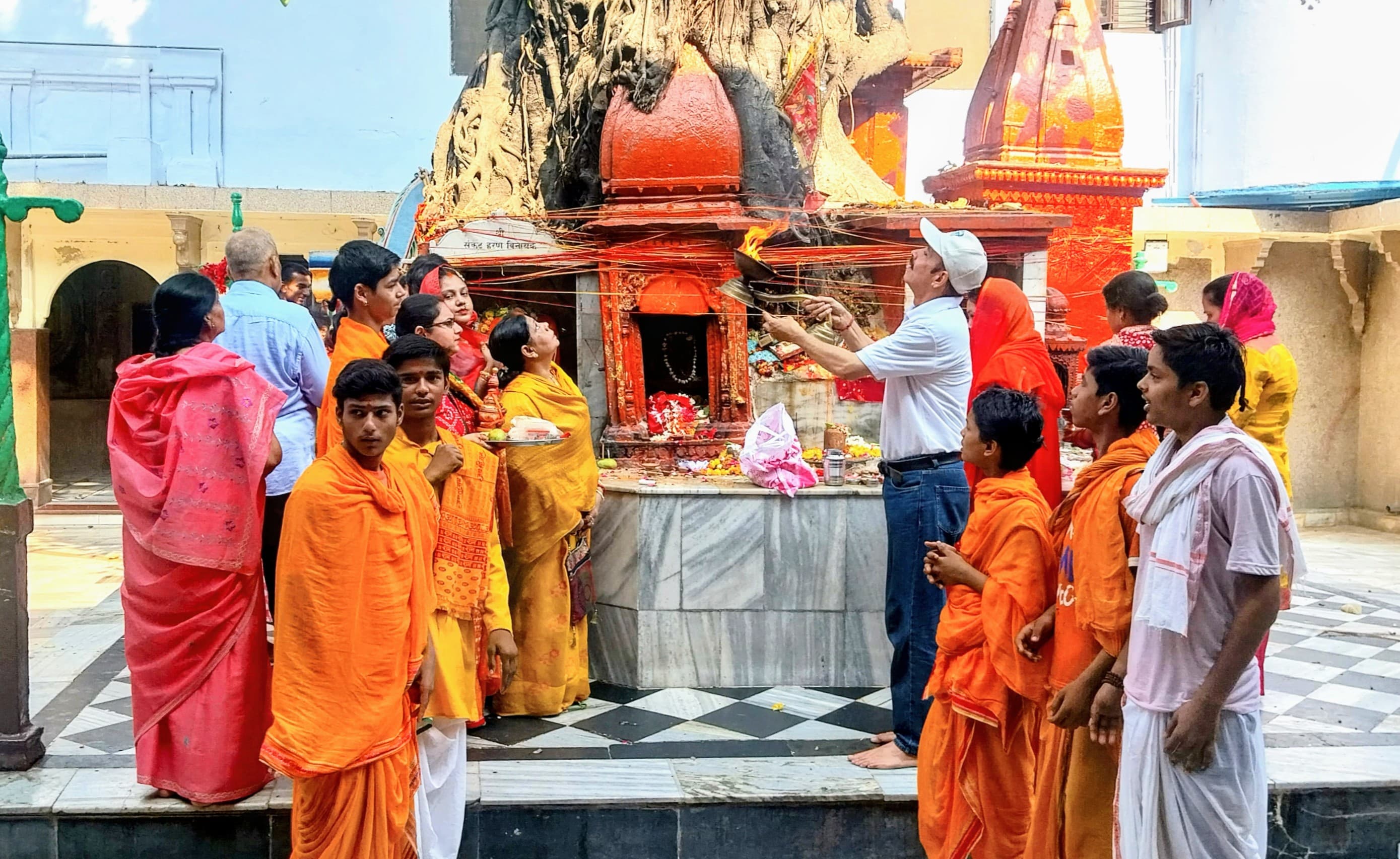 सिद्धेश्वरी स्थित माता संकटा मंदिर में पूजन अर्चन करती महिलाए सिद्धेश्वरी स्थित माता संकटा मंदिर में पूजन अर्चन करती महिलाए