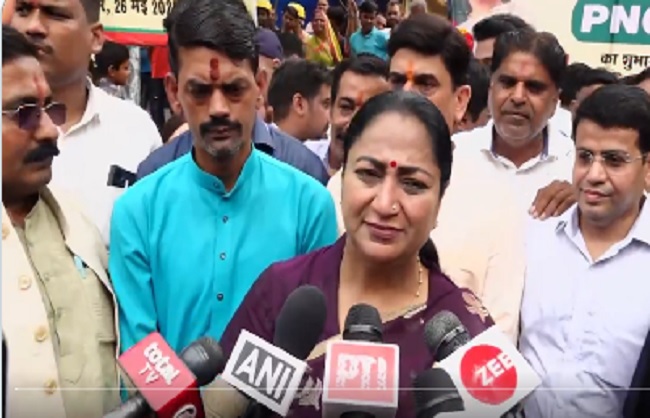 मुख्यमंत्री रेखा गुप्ता सीवर, गैस और पानी की पाइपलाइनों के उद्घाटन के दौरान पत्रकारो से बात करते हुए मुख्यमंत्री रेखा गुप्ता सीवर, गैस और पानी की पाइपलाइनों के उद्घाटन के दौरान पत्रकारो से बात करते हुए