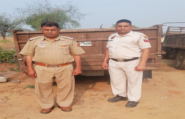 टीम द्वारा पकड़े गए वाहन। टीम द्वारा पकड़े गए वाहन।