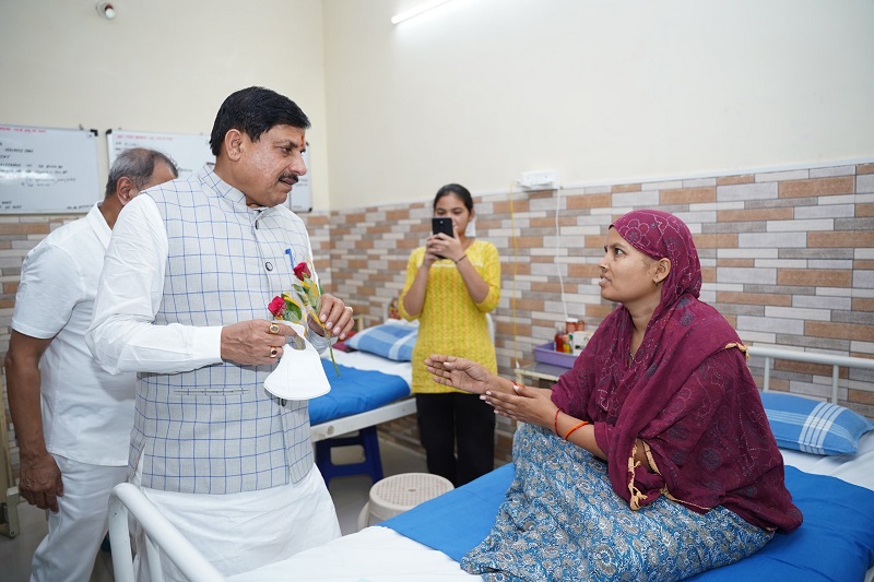 विराट हॉस्पिस जबलपुर में भर्ती कैंसर मरीजों से भेंट विराट हॉस्पिस जबलपुर में भर्ती कैंसर मरीजों से भेंट