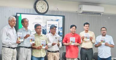 पुस्तक का विमाेचन करते अतिथि। पुस्तक का विमाेचन करते अतिथि।