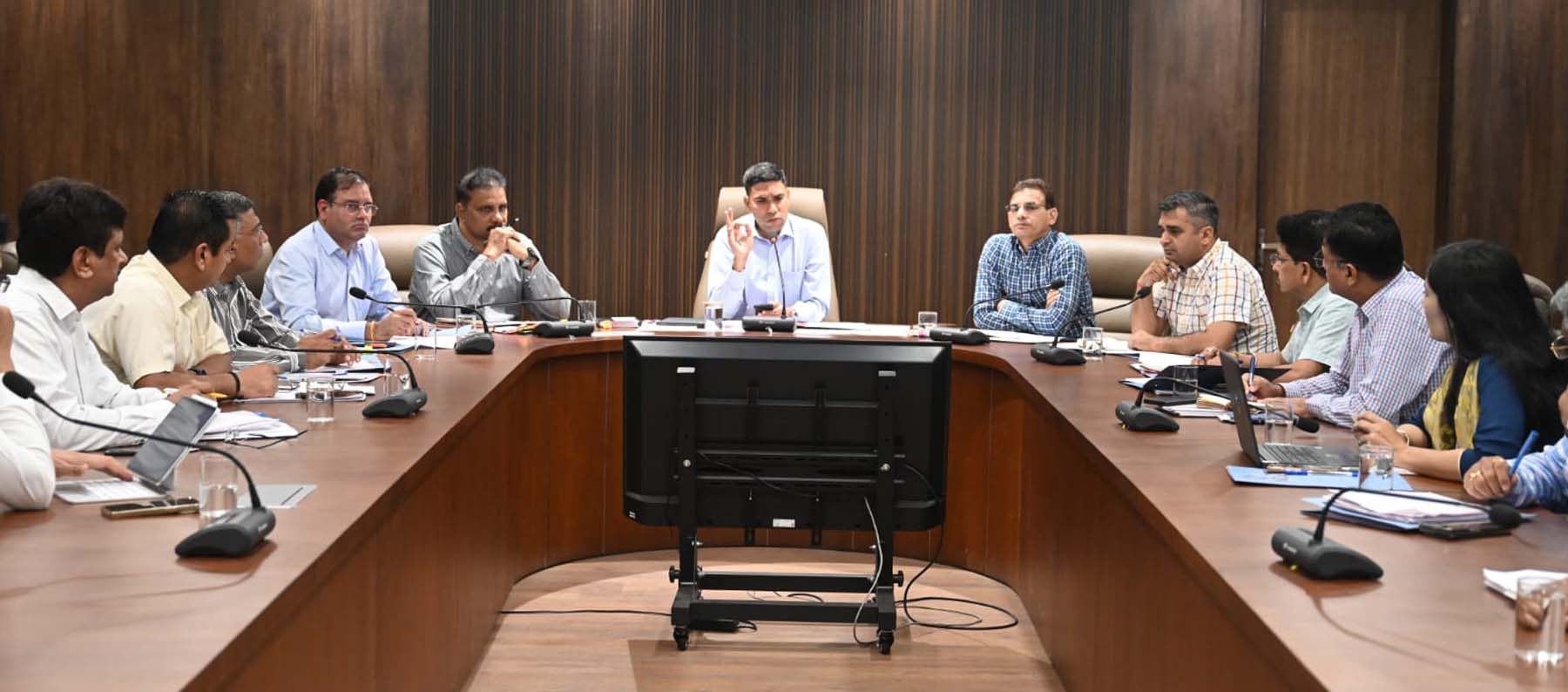 गुरुग्राम में अधिकारियों की बैठक लेते निगमायुक्त प्रदीप दहिया। गुरुग्राम में अधिकारियों की बैठक लेते निगमायुक्त प्रदीप दहिया।