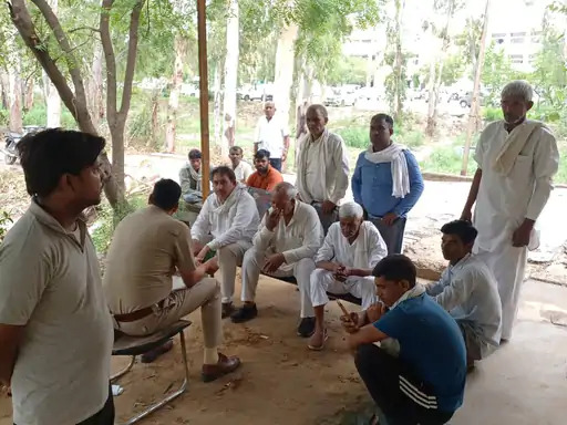 अस्पताल के बाहर बैठे परिजन और पुलिस। अस्पताल के बाहर बैठे परिजन और पुलिस।