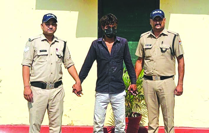 पुलिस गिरफ्त में आरोपित पुलिस गिरफ्त में आरोपित