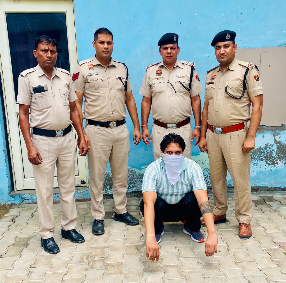 पुलिस गिरफ्त में हत्यारा पुलिस गिरफ्त में हत्यारा