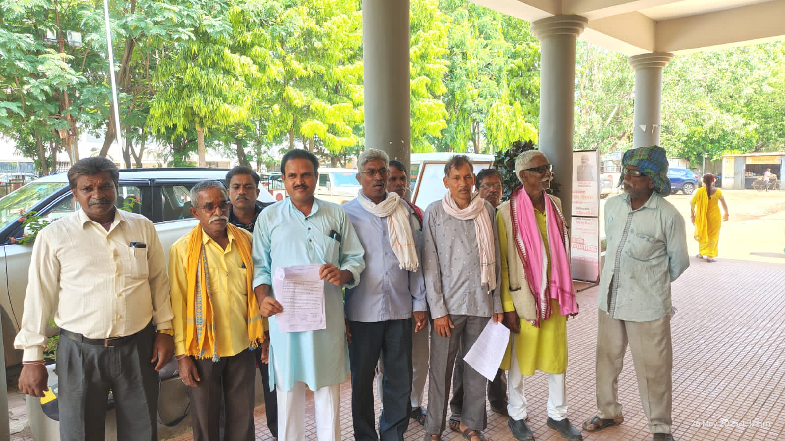 कलेक्ट्रेट के सामने खड़े हुए छत्तीसगढ़ किसान यूनियन के सदस्य। कलेक्ट्रेट के सामने खड़े हुए छत्तीसगढ़ किसान यूनियन के सदस्य।