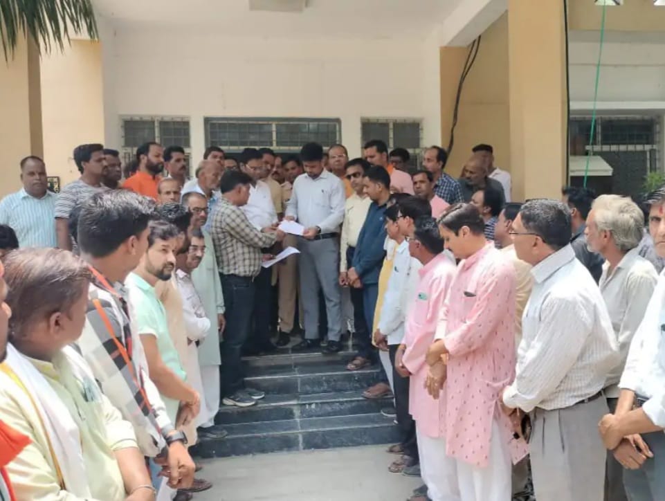 सहित तीन मांगों को लेकर सौंपा ज्ञापन सहित तीन मांगों को लेकर सौंपा ज्ञापन