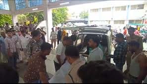 पीएम हाउस पर पुलिस अधिकारी व अन्य।