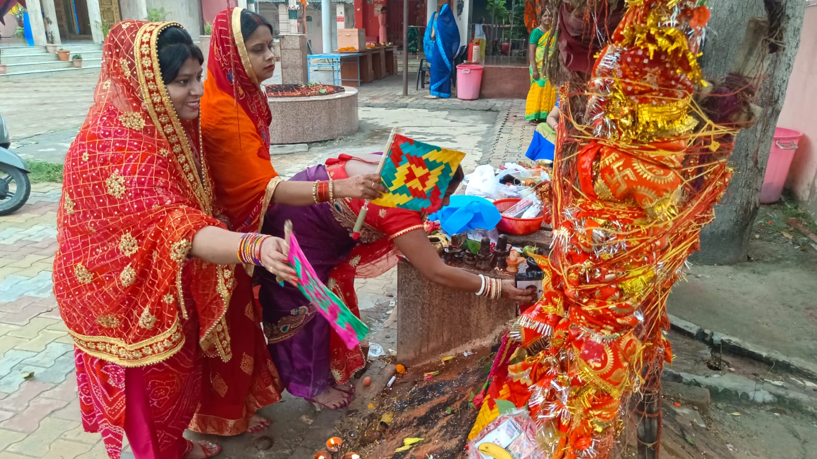 पूजा अर्चना करते हुए महिलाएं पूजा अर्चना करते हुए महिलाएं