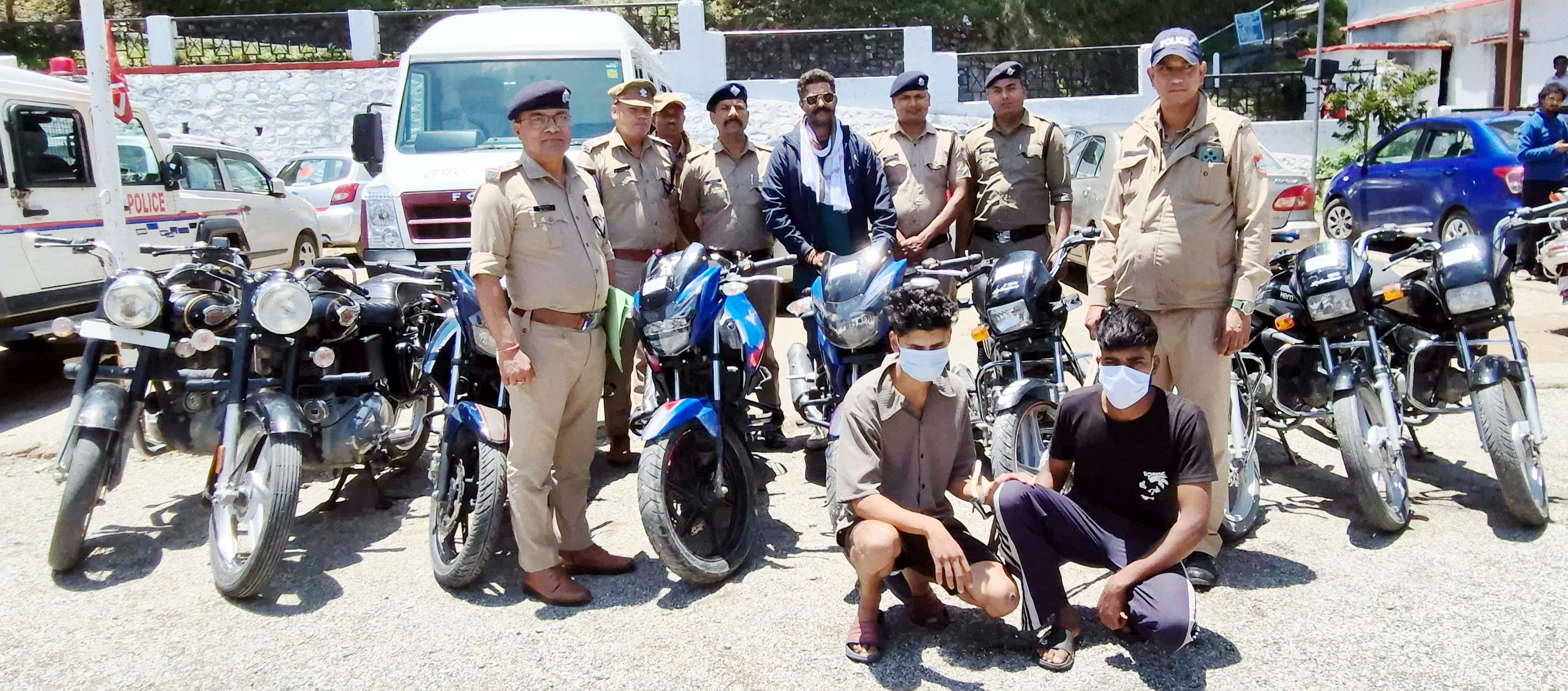 बरामद की गयीं मोटरसाइकिलों के साथ पकड़े गये चोर। बरामद की गयीं मोटरसाइकिलों के साथ पकड़े गये चोर।