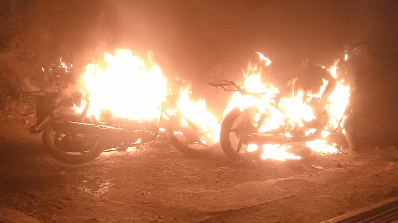 जबरकिया में हनुमानजी के दर्शन करने आई युवती से छेड़छाड़ की कोशिश, ग्रामीणों ने की पिटाई और बाइक को लगाई आग जबरकिया में हनुमानजी के दर्शन करने आई युवती से छेड़छाड़ की कोशिश, ग्रामीणों ने की पिटाई और बाइक को लगाई आग