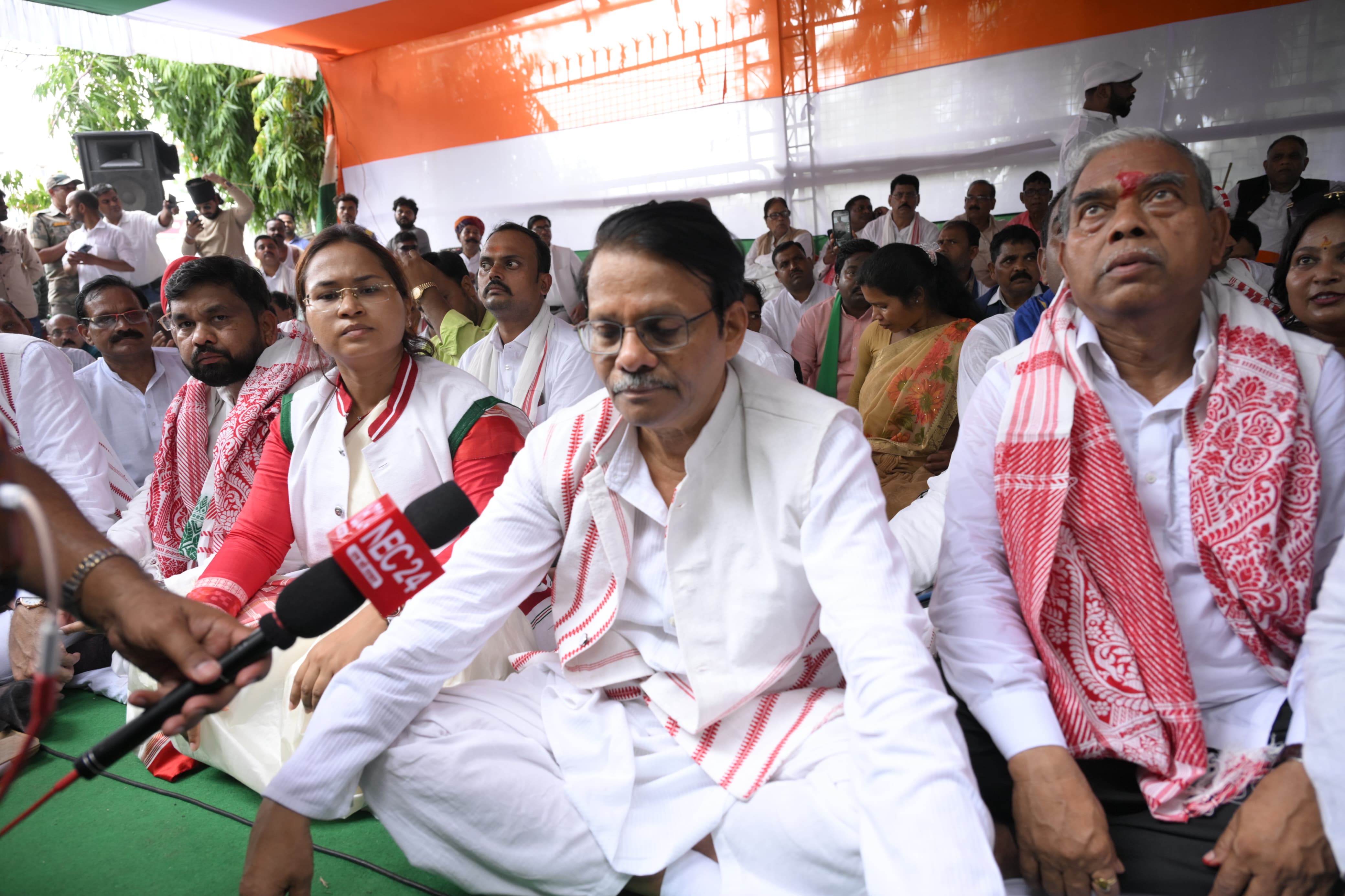 धरने में बैठे कांग्रेस प्रभारी के राजू की तस्वीर धरने में बैठे कांग्रेस प्रभारी के राजू की तस्वीर