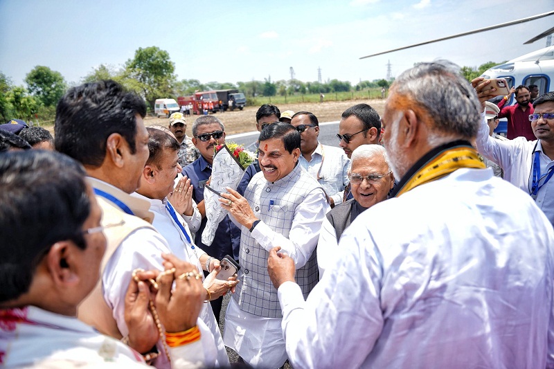 नरसिंहपुर हैलीपेड पहुंचे उपराष्ट्रपति का हुआ भव्य स्वागत नरसिंहपुर हैलीपेड पहुंचे उपराष्ट्रपति का हुआ भव्य स्वागत