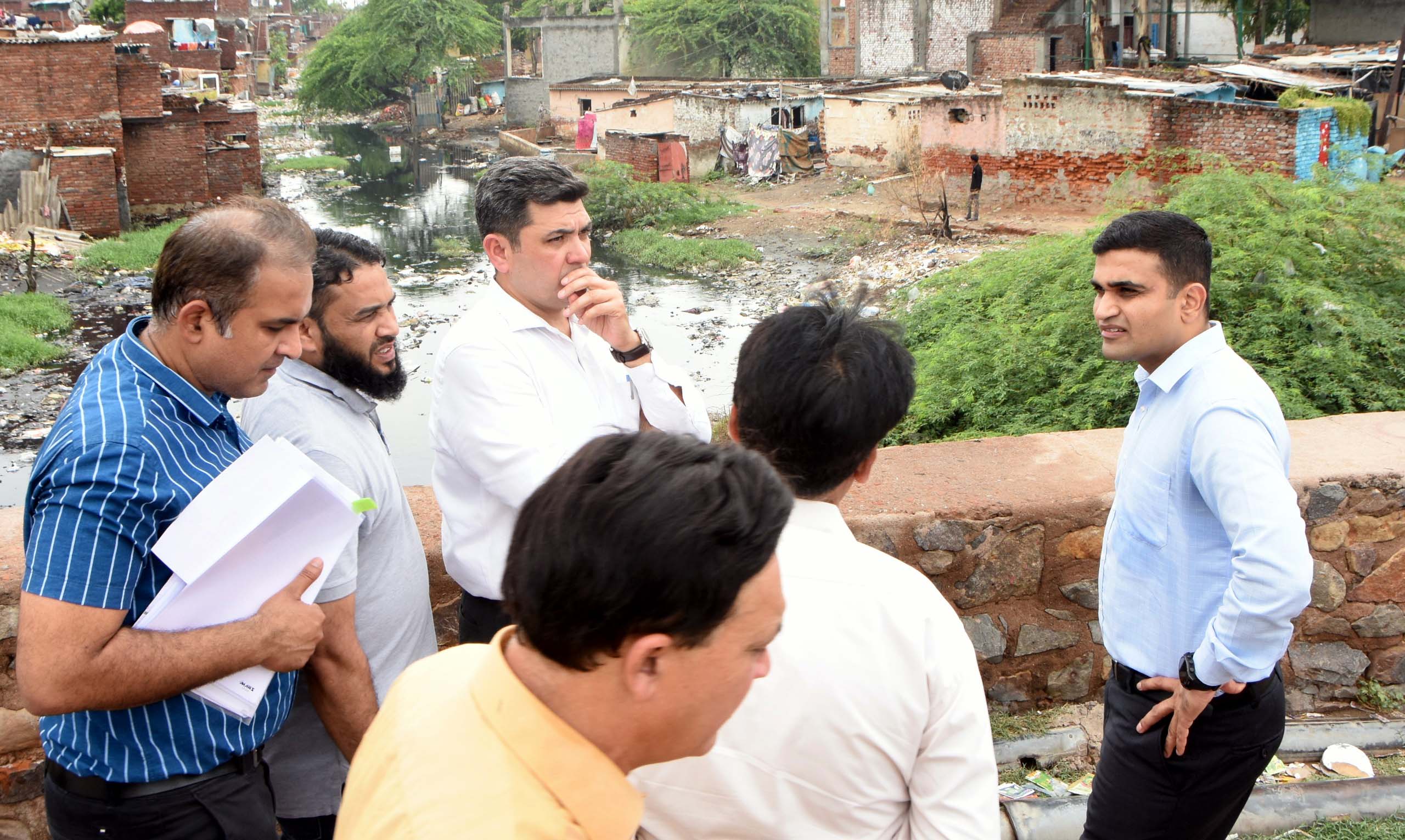 डीसी विक्रम सिंह नालों की सफाई का निरीक्षण करते हुए डीसी विक्रम सिंह नालों की सफाई का निरीक्षण करते हुए
