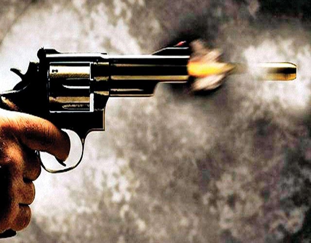 गोलीबारी में दो पुलिसकर्मी घायल गोलीबारी में दो पुलिसकर्मी घायल